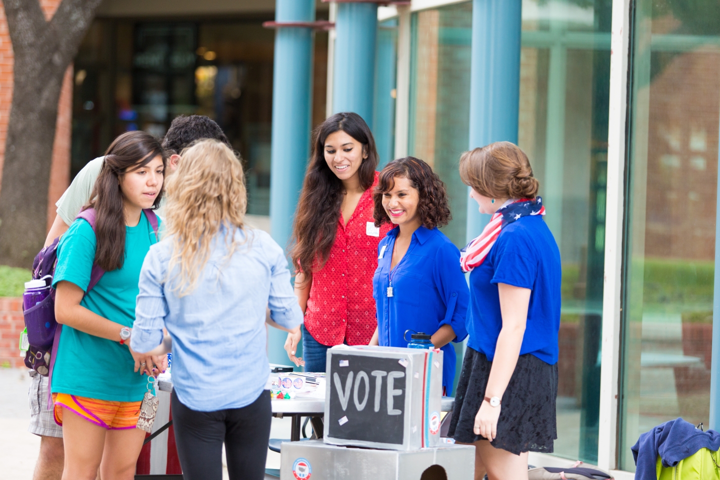 photo of students at the Mid-term election vote drive